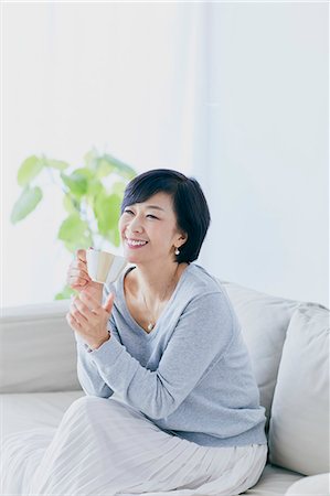 skewed - Japanese senior woman on sofa Stock Photo - Premium Royalty-Free, Code: 622-09169550