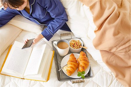 simsearch:622-08542976,k - Japanese woman having breakfast in bed Stock Photo - Premium Royalty-Free, Code: 622-09169586