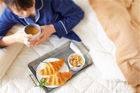 simsearch:622-08542976,k - Japanese woman having breakfast in bed Stock Photo - Premium Royalty-Free, Code: 622-09169588