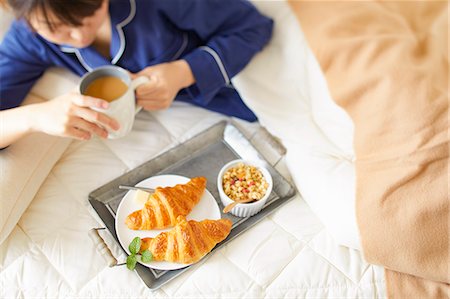 simsearch:622-08542976,k - Japanese woman having breakfast in bed Stock Photo - Premium Royalty-Free, Code: 622-09169589