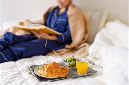 simsearch:622-08542976,k - Japanese woman having breakfast in bed Stock Photo - Premium Royalty-Free, Code: 622-09169594
