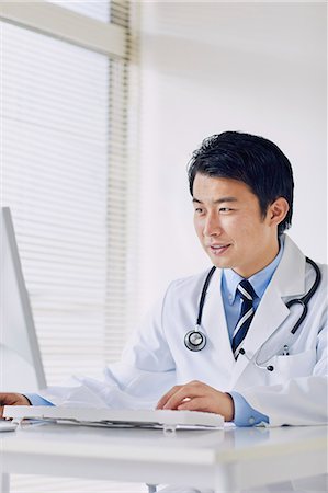 simsearch:622-09175760,k - Japanese doctor in his studio Photographie de stock - Premium Libres de Droits, Code: 622-09169656