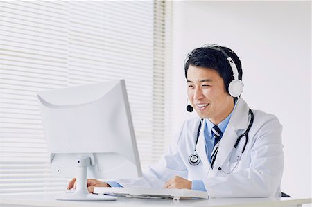 simsearch:622-09236085,k - Japanese doctor working remotely Stock Photo - Premium Royalty-Free, Code: 622-09169660