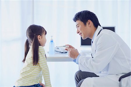 simsearch:622-09169659,k - Japanese doctor with a patient in his studio Foto de stock - Sin royalties Premium, Código: 622-09169677