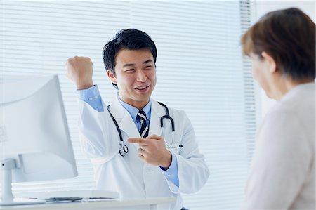 doctor speaking to young patient - Japanese doctor with a patient in his studio Stock Photo - Premium Royalty-Free, Code: 622-09169670