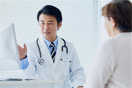 doctor speaking to young patient - Japanese doctor with a patient in his studio Stock Photo - Premium Royalty-Free, Code: 622-09169671