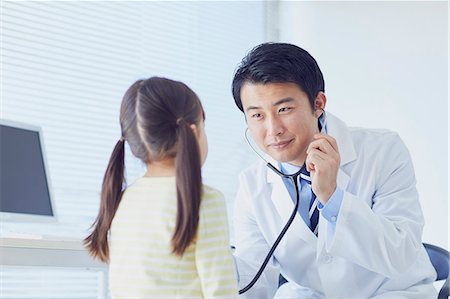 simsearch:622-09175760,k - Japanese doctor with a patient in his studio Photographie de stock - Premium Libres de Droits, Code: 622-09169673