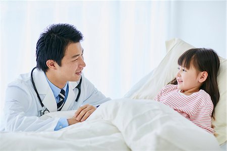 Japanese doctor with a patient in bed Foto de stock - Sin royalties Premium, Código: 622-09169685