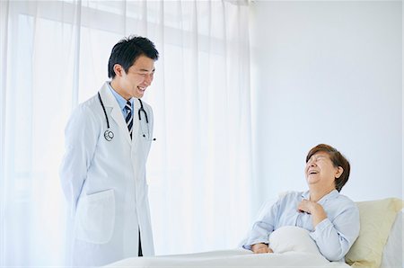 doctor speaking to young patient - Japanese doctor with a patient in bed Stock Photo - Premium Royalty-Free, Code: 622-09169695