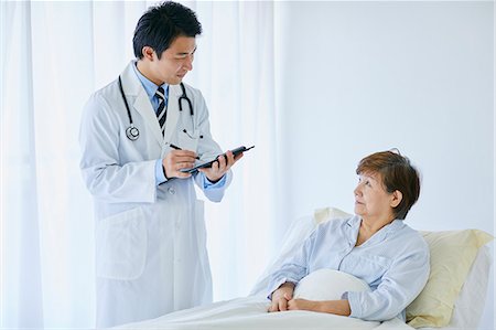 simsearch:622-09169725,k - Japanese doctor with a patient in bed Stockbilder - Premium RF Lizenzfrei, Bildnummer: 622-09169697