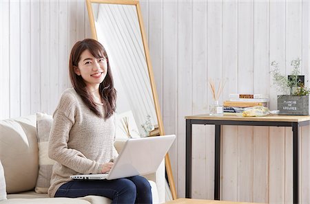 simsearch:614-02985277,k - Japanese woman buying online Stock Photo - Premium Royalty-Free, Code: 622-09169771
