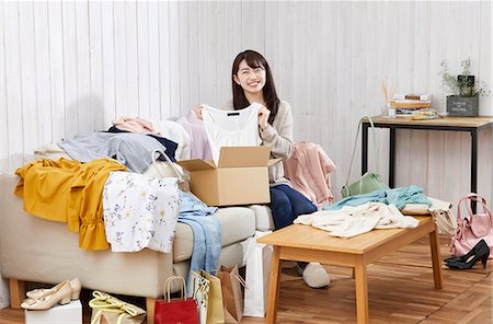 Japanese woman buying online Foto de stock - Sin royalties Premium, Código: 622-09169786