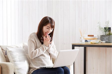 simsearch:614-02985267,k - Japanese woman buying online Stockbilder - Premium RF Lizenzfrei, Bildnummer: 622-09169781