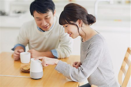 simsearch:622-09236011,k - Japanese couple in the kitchen Stock Photo - Premium Royalty-Free, Code: 622-09169850
