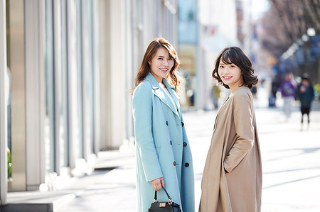 simsearch:622-08123684,k - Japanese women window shopping downtown Tokyo Foto de stock - Sin royalties Premium, Código: 622-09175647