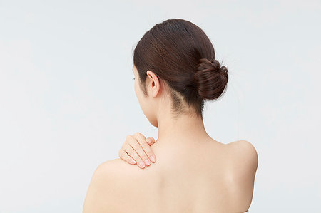 simsearch:622-09236011,k - Japanese woman massaging Stock Photo - Premium Royalty-Free, Code: 622-09175724