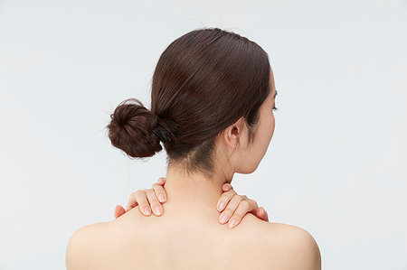 simsearch:622-09236011,k - Japanese woman massaging Stock Photo - Premium Royalty-Free, Code: 622-09175725