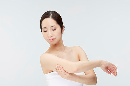 simsearch:622-09236011,k - Japanese woman massaging Stock Photo - Premium Royalty-Free, Code: 622-09175727