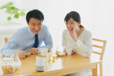 simsearch:622-09175754,k - Japanese couple in the kitchen with smart home assistant Foto de stock - Sin royalties Premium, Código: 622-09175745
