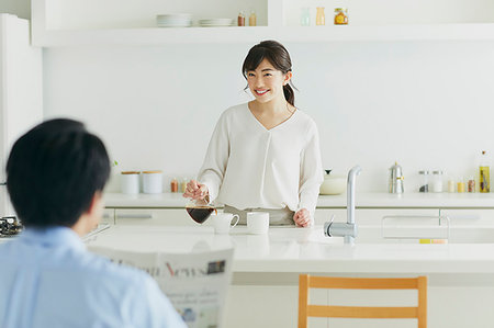 simsearch:622-09175754,k - Japanese couple in the kitchen Foto de stock - Sin royalties Premium, Código: 622-09175747