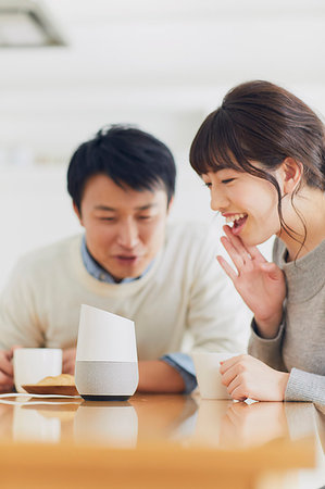 simsearch:622-09175754,k - Japanese couple in the kitchen with smart home assistant Foto de stock - Sin royalties Premium, Código: 622-09175777