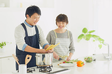 simsearch:622-09175754,k - Japanese couple in the kitchen Foto de stock - Sin royalties Premium, Código: 622-09175786