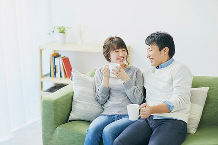 simsearch:622-09175754,k - Japanese couple on the sofa Foto de stock - Sin royalties Premium, Código: 622-09175794