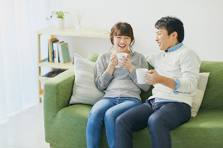 simsearch:622-09175754,k - Japanese couple on the sofa Foto de stock - Sin royalties Premium, Código: 622-09175795