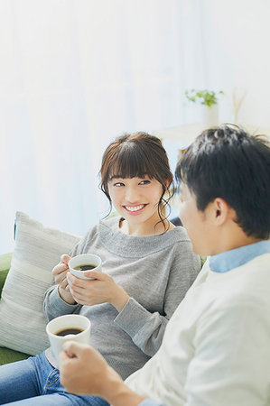 friends talking sofa and two people - Japanese couple on the sofa Foto de stock - Sin royalties Premium, Código: 622-09175797