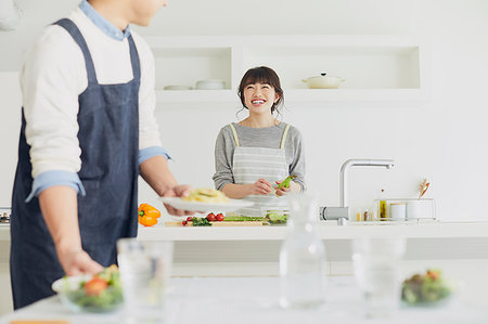 simsearch:622-09175754,k - Japanese couple in the kitchen Foto de stock - Sin royalties Premium, Código: 622-09175792