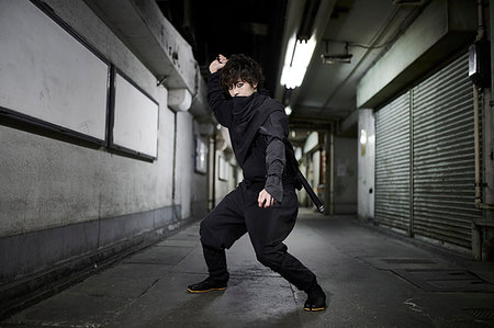 Japanese ninja at night downtown Tokyo Photographie de stock - Premium Libres de Droits, Code: 622-09175917