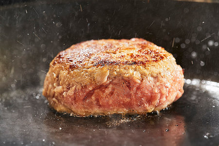 schwarzer hintergrund - Grilling burg steak Stockbilder - Premium RF Lizenzfrei, Bildnummer: 622-09176016