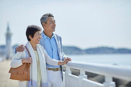 simsearch:622-09176427,k - Japanese senior couple having fun by the sea Photographie de stock - Premium Libres de Droits, Code: 622-09176036