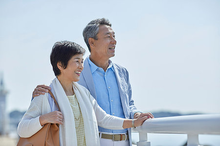 simsearch:622-09176427,k - Japanese senior couple having fun by the sea Photographie de stock - Premium Libres de Droits, Code: 622-09176037