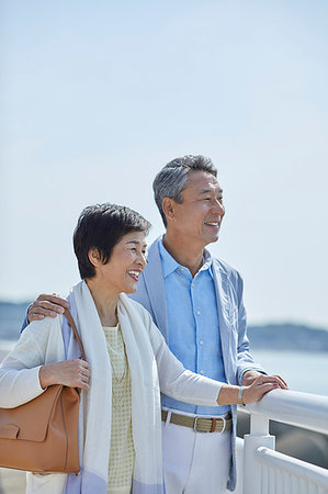 simsearch:622-09176427,k - Japanese senior couple having fun by the sea Photographie de stock - Premium Libres de Droits, Code: 622-09176038