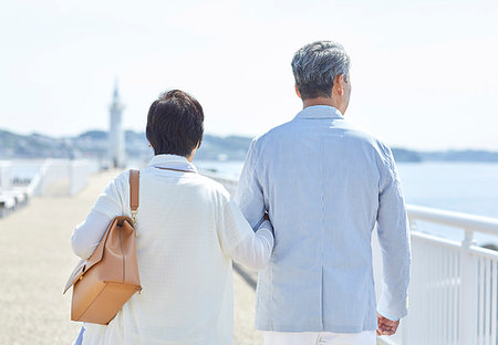 simsearch:622-09176418,k - Japanese senior couple having fun by the sea Foto de stock - Sin royalties Premium, Código: 622-09176047