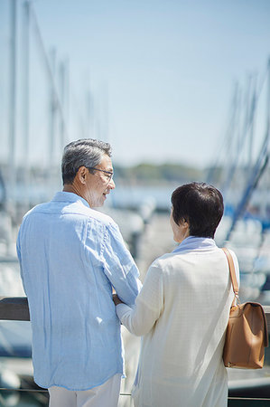 simsearch:622-09176418,k - Japanese senior couple having fun by the sea Foto de stock - Sin royalties Premium, Código: 622-09176076