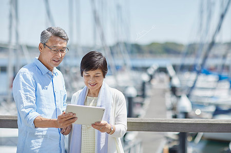 simsearch:614-07032232,k - Japanese senior couple having fun by the sea Photographie de stock - Premium Libres de Droits, Code: 622-09176085