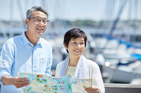 simsearch:622-09176427,k - Japanese senior couple having fun by the sea Photographie de stock - Premium Libres de Droits, Code: 622-09176099