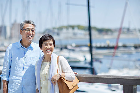 simsearch:622-09176418,k - Japanese senior couple having fun by the sea Foto de stock - Sin royalties Premium, Código: 622-09176105