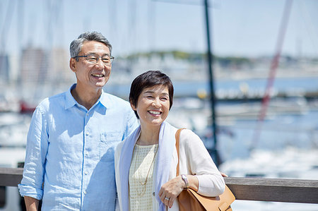 simsearch:622-09176427,k - Japanese senior couple having fun by the sea Photographie de stock - Premium Libres de Droits, Code: 622-09176106