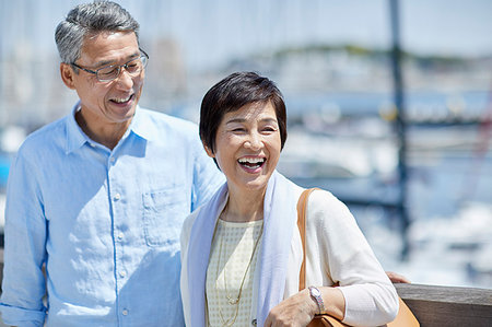 simsearch:622-09176427,k - Japanese senior couple having fun by the sea Photographie de stock - Premium Libres de Droits, Code: 622-09176107