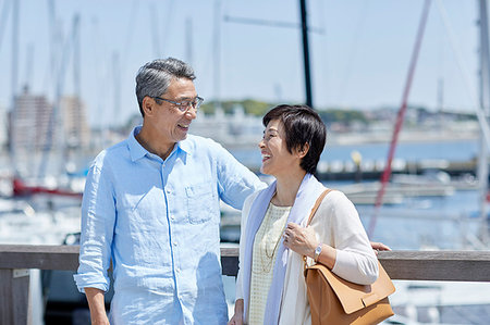 simsearch:622-09176427,k - Japanese senior couple having fun by the sea Photographie de stock - Premium Libres de Droits, Code: 622-09176109