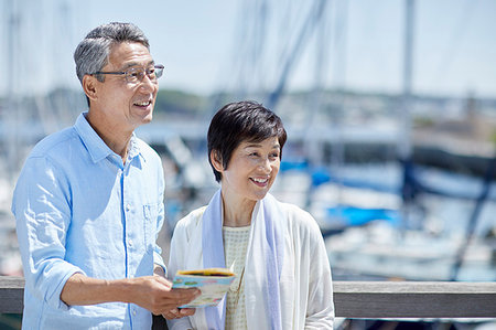 simsearch:622-09176427,k - Japanese senior couple having fun by the sea Photographie de stock - Premium Libres de Droits, Code: 622-09176100