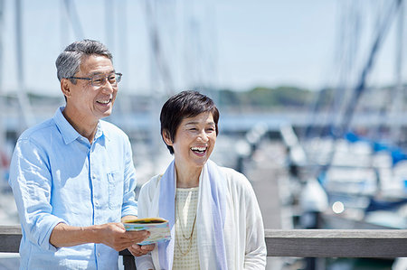 simsearch:622-09176427,k - Japanese senior couple having fun by the sea Photographie de stock - Premium Libres de Droits, Code: 622-09176101