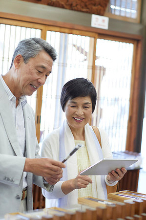 Japanese senior couple shopping Stock Photo - Premium Royalty-Free, Code: 622-09176199