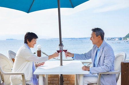 simsearch:622-08065202,k - Japanese senior couple having a drink by the sea Photographie de stock - Premium Libres de Droits, Code: 622-09176204