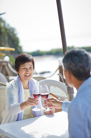 simsearch:622-08065202,k - Japanese senior couple having a drink by the sea Photographie de stock - Premium Libres de Droits, Code: 622-09176206