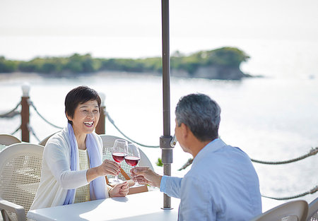 simsearch:622-08065202,k - Japanese senior couple having a drink by the sea Photographie de stock - Premium Libres de Droits, Code: 622-09176208