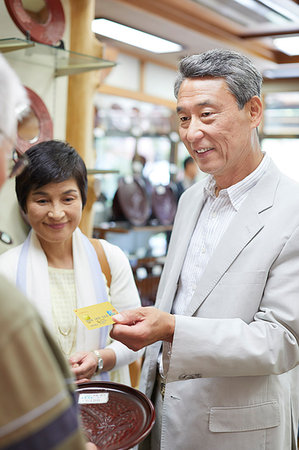 Japanese senior couple shopping Photographie de stock - Premium Libres de Droits, Code: 622-09176203
